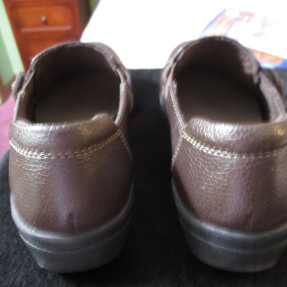 Women's Clarks Collection Brown Leather Shoes w/Button Accent Size 7 - Picture 3 of 5